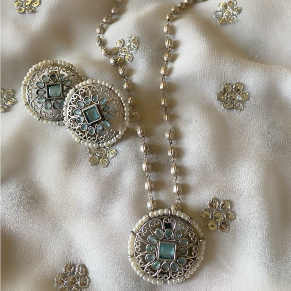 Kundan stone choker with round earstuds